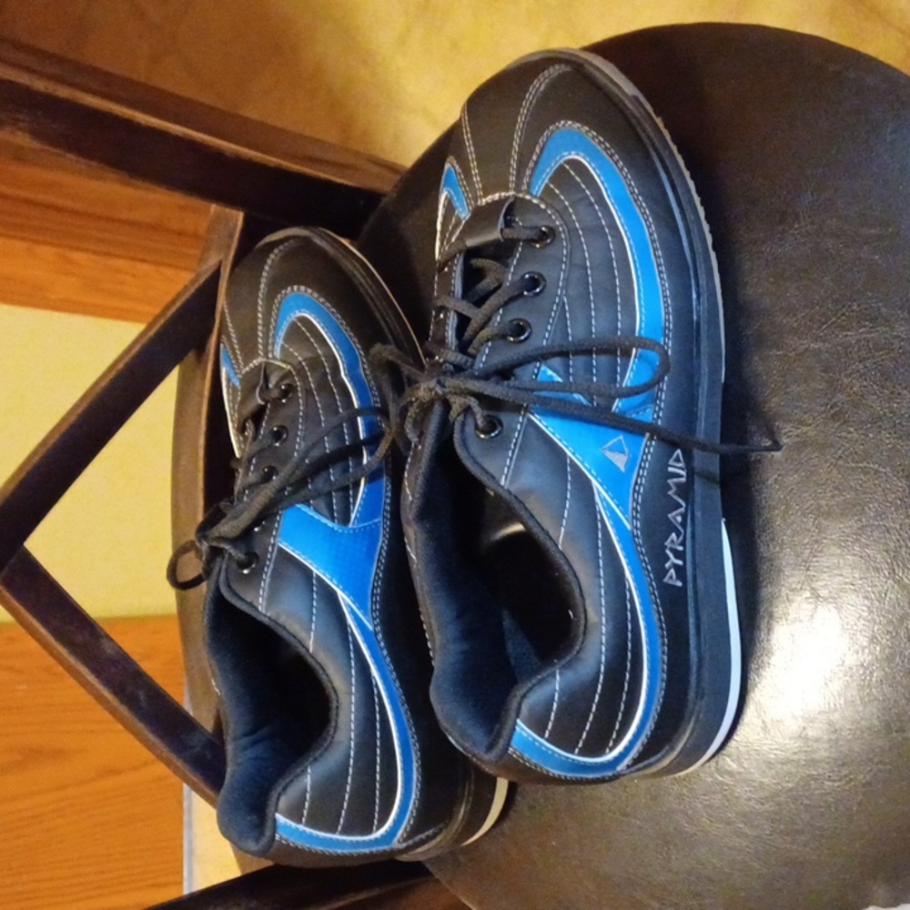 Pyramid Bowling Shoes 9.5 men's RA ss